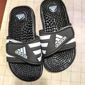 Lar chance! Little kids adidas slides ⚽
